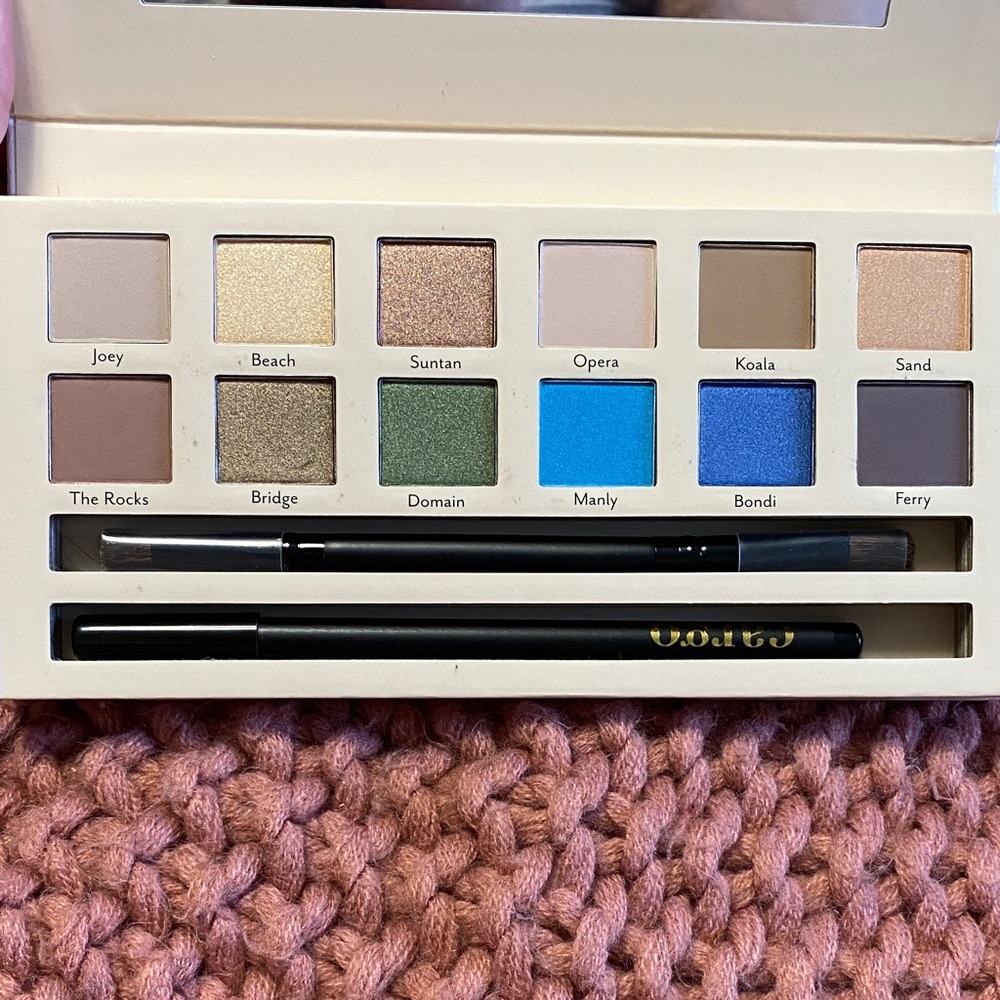 Eyeshadow Palette - Elegant Gold, Green, and Blue Hues